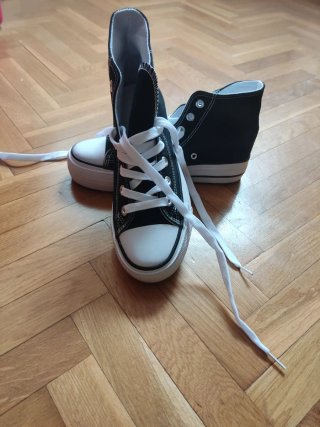 Zapatillas altas negras y blancas