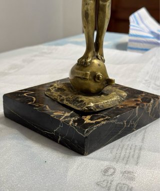 Scultura antica ragazzo su sfera, firma autore