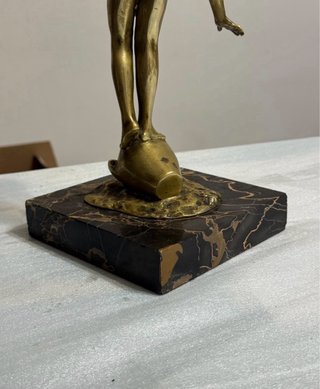 Scultura antica ragazzo su sfera, firma autore