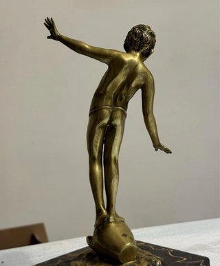 Scultura antica ragazzo su sfera, firma autore