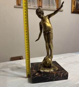 Scultura antica ragazzo su sfera, firma autore