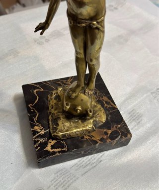 Scultura antica ragazzo su sfera, firma autore