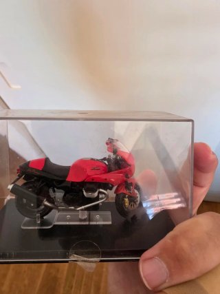 Moto Guzzi V11 Le Mans 1:24 con urna