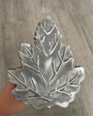 Troquel latón antiguo hoja arce grande