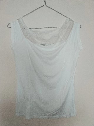 Camiseta Naf Naf blanca con encaje