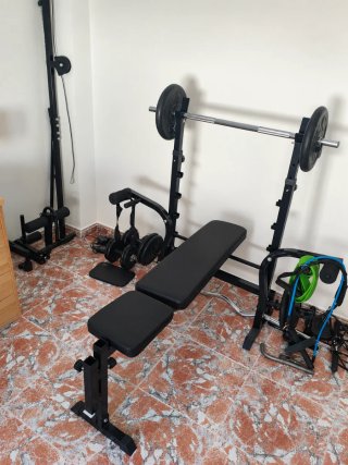 Banco de pesas con barra y discos