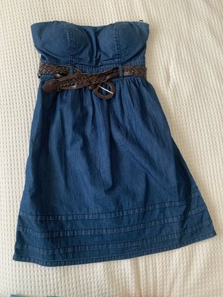 Vestido vaquero sin tirantes con cinturón