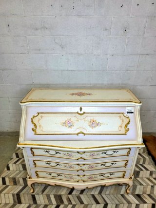 Secreter estilo romántico blanco dorado floreado