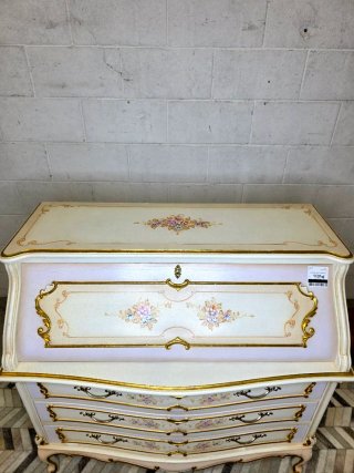 Secreter estilo romántico blanco dorado floreado