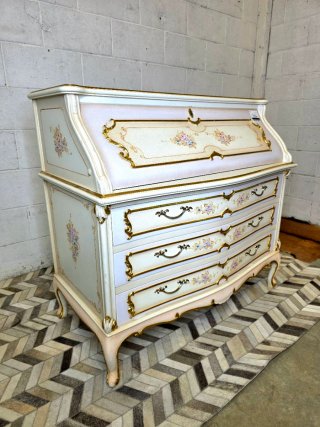 Secreter estilo romántico blanco dorado floreado
