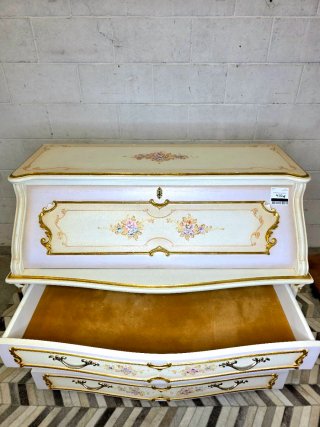 Secreter estilo romántico blanco dorado floreado