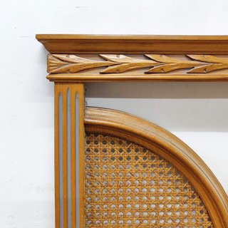 Cabecero de cama de madera y ratán