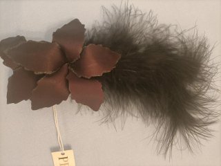 Tocado flor y plumas