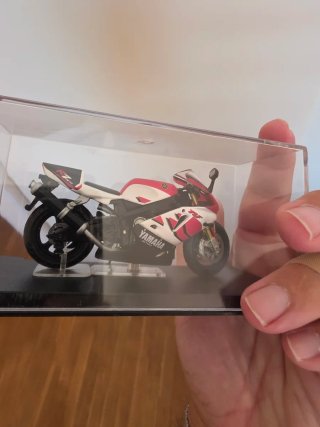 Maqueta Yamaha R7 1:24 con urna