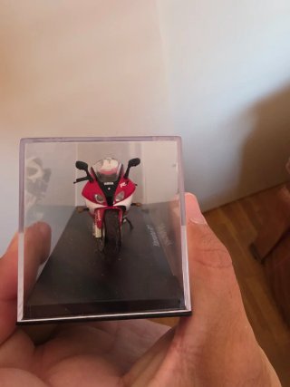 Maqueta Yamaha R7 1:24 con urna