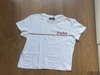 Camiseta Bershka blanca con franja granate T. XS