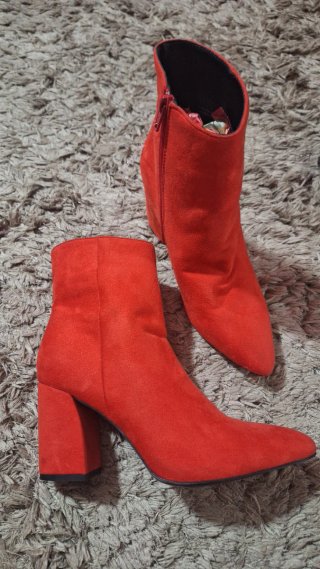 Botines rojos de tacón