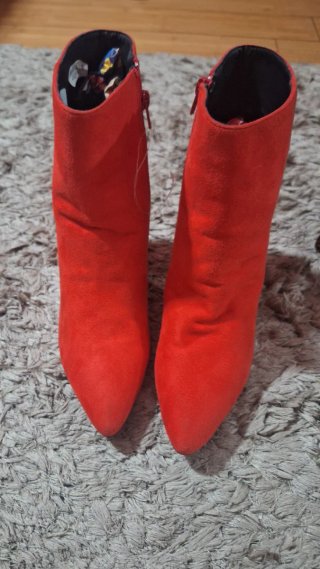 Botines rojos de tacón