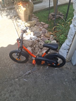 Bicicleta infantil Btwin naranja y negra