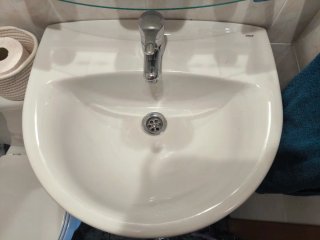 Mueble de baño con lavabo de cerámica y grifo