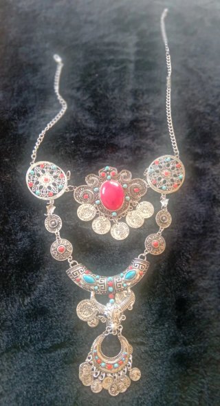 Collar estilo étnico con piedras