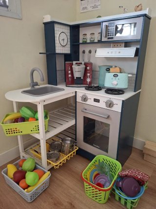Cocina infantil de madera. Funciona los fuegos