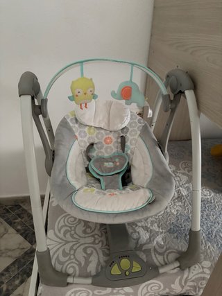 Columpio para bebé con juguetes