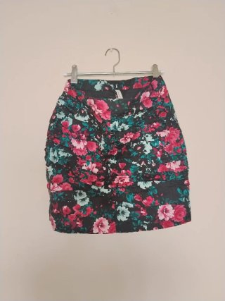 Falda corta floral Stradivarius