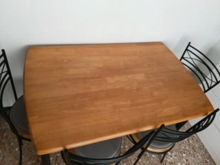 Mesa y 4 sillas con cojines