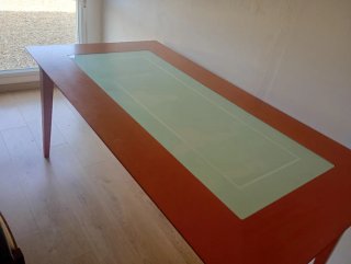 Mesa grande y 3 sillas de madera