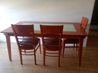 Mesa grande y 3 sillas de madera