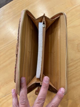 Cartera de corcho con flores