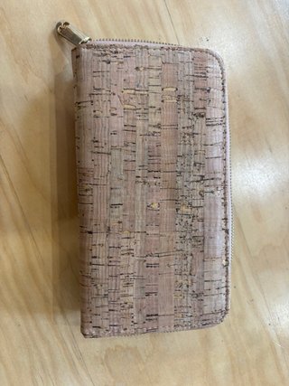 Cartera de corcho con flores