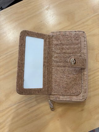Cartera de corcho con flores