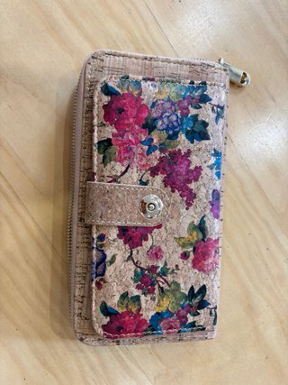 Cartera de corcho con flores