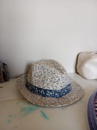 Sombrero floral azul y multicolor