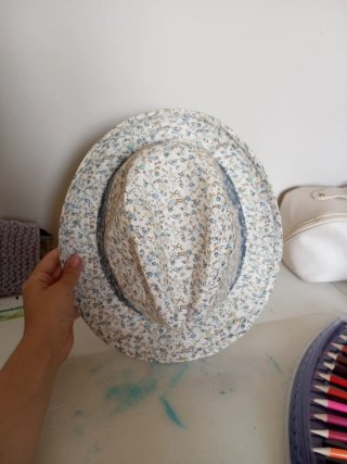 Sombrero floral azul y multicolor