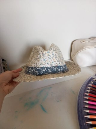 Sombrero floral azul y multicolor