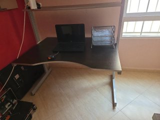 Escritorio de oficina metálico y madera