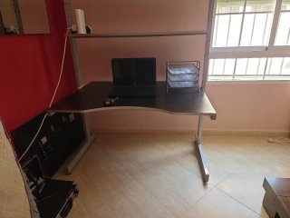 Escritorio de oficina metálico y madera