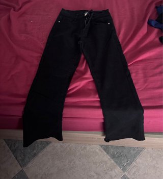Pantalón vaquero negro campana