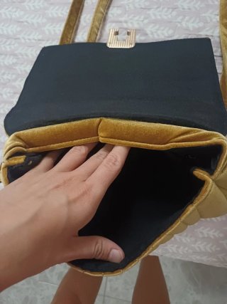 Bolso de terciopelo dorado