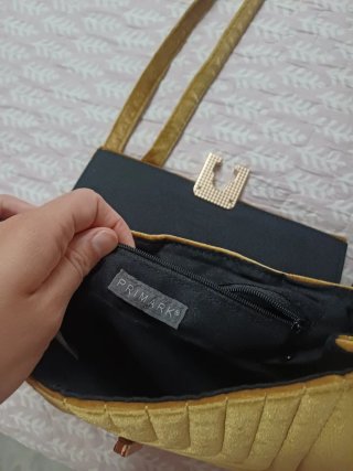 Bolso de terciopelo dorado
