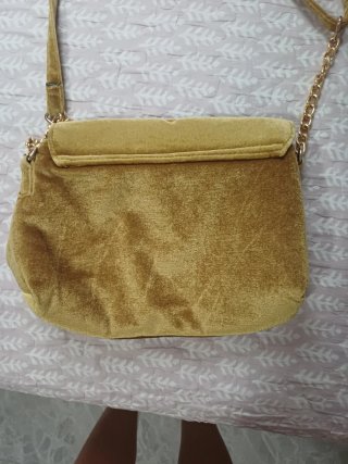 Bolso de terciopelo dorado