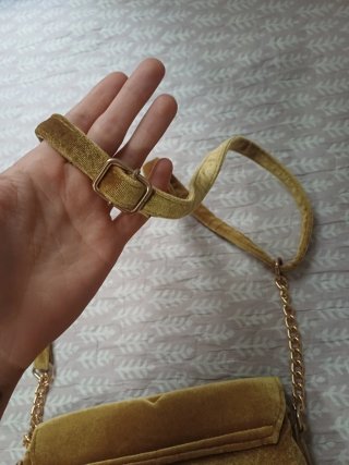 Bolso de terciopelo dorado