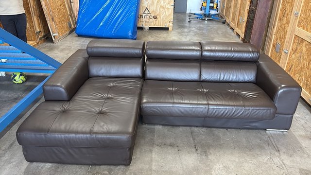 Sofá chaise longue de piel marrón