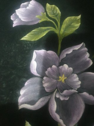 Chal seda negro con flor morada y flecos