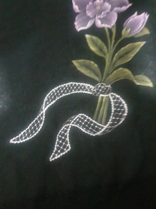 Chal seda negro con flor morada y flecos