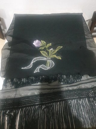 Chal seda negro con flor morada y flecos