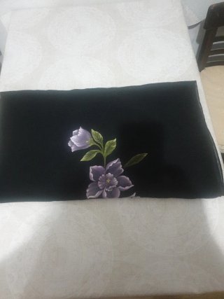 Chal seda negro con flor morada y flecos